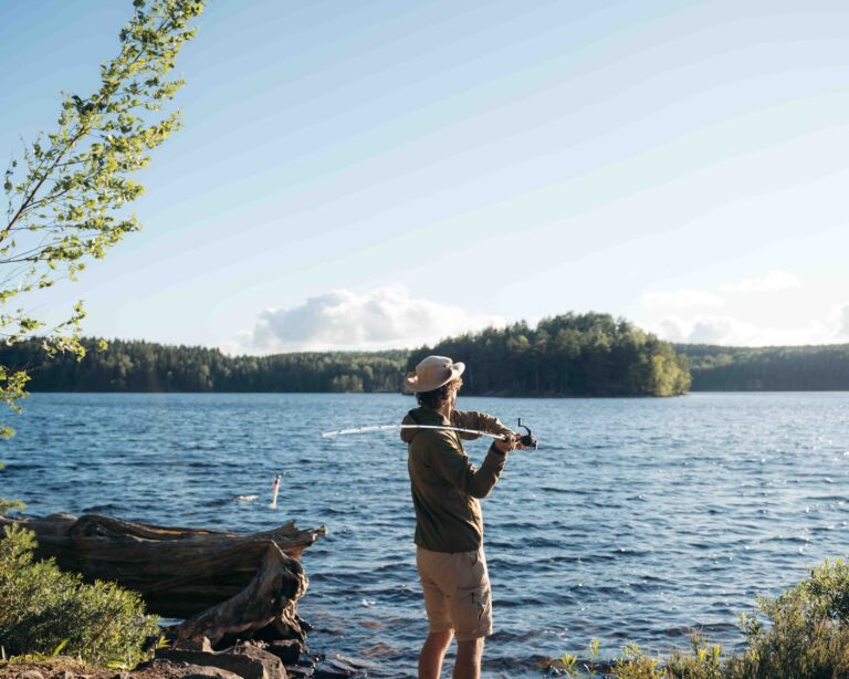 homme en train de pêcher - vacances en Suède - voyage avec des enfants - randonnée en canoë en Suède - voyages avec des enfants