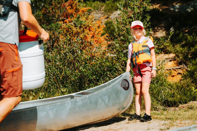 enfant avec canoë
