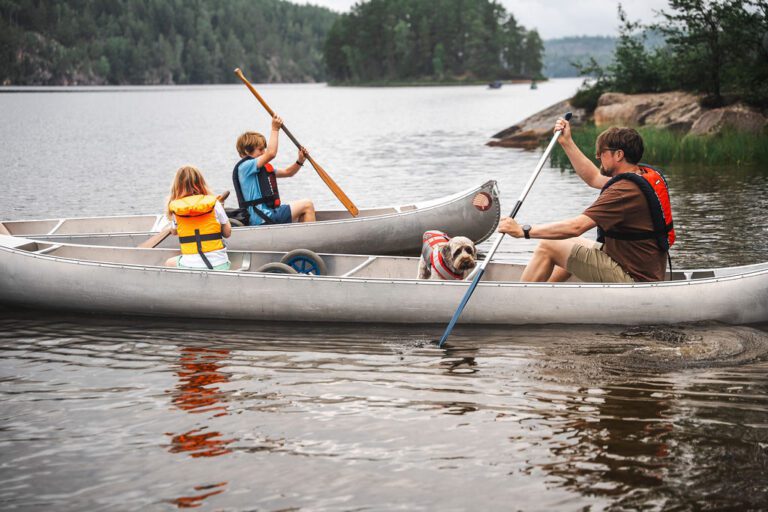 famille en excursion en canoë
