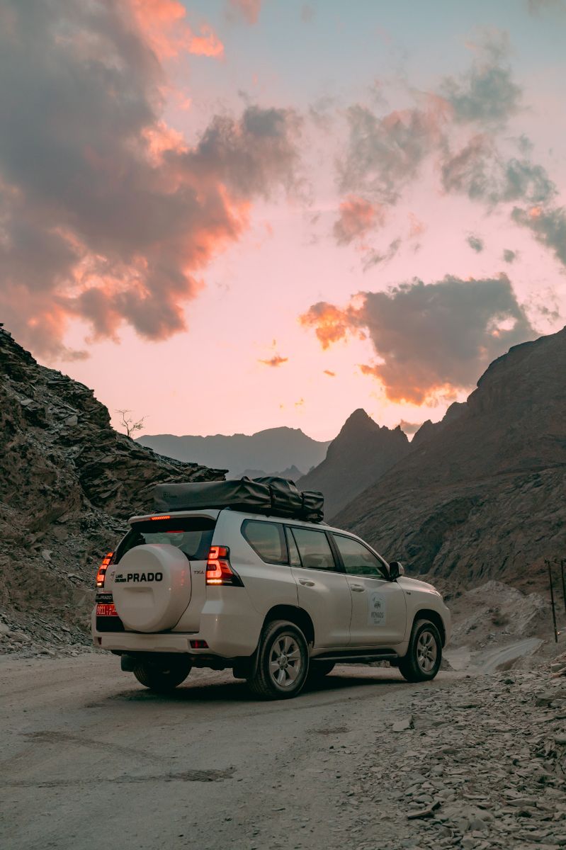 voiture 4x4 dans les montagnes à Oman