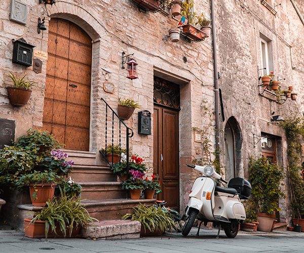Vespa dans un charmant village en Italie