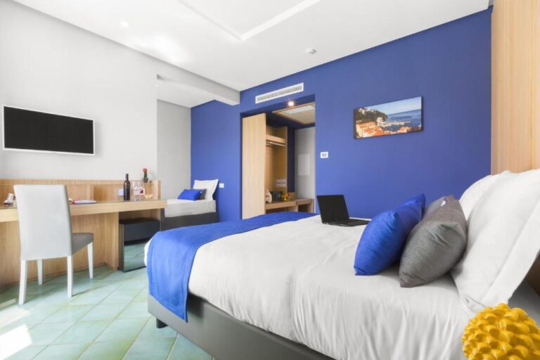 Hôtel à Amalfi avec piscine pendant la visite en Vespa, hôtel avec piscine à Amalfi lors du voyage en Vespa.