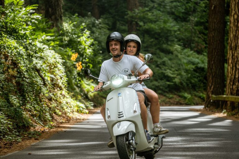 couple conduisant une Vespa à Amalfi lors d'un voyage en Vespa