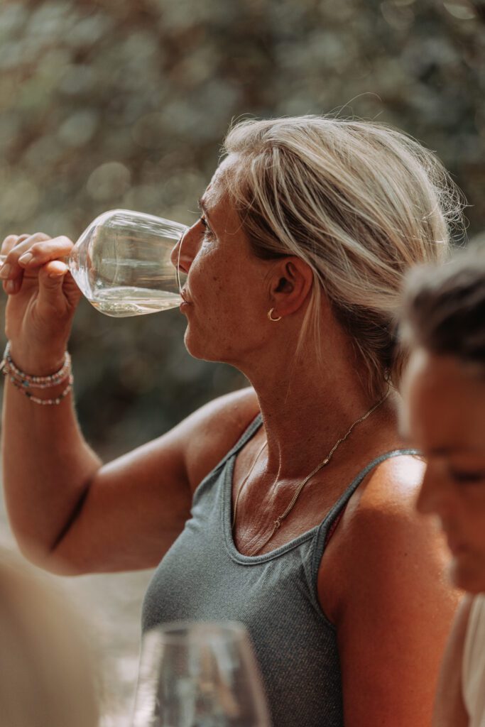 Une femme dégustant du vin blanc toscan, une femme qui goûte le vin dans la région du Chianti.