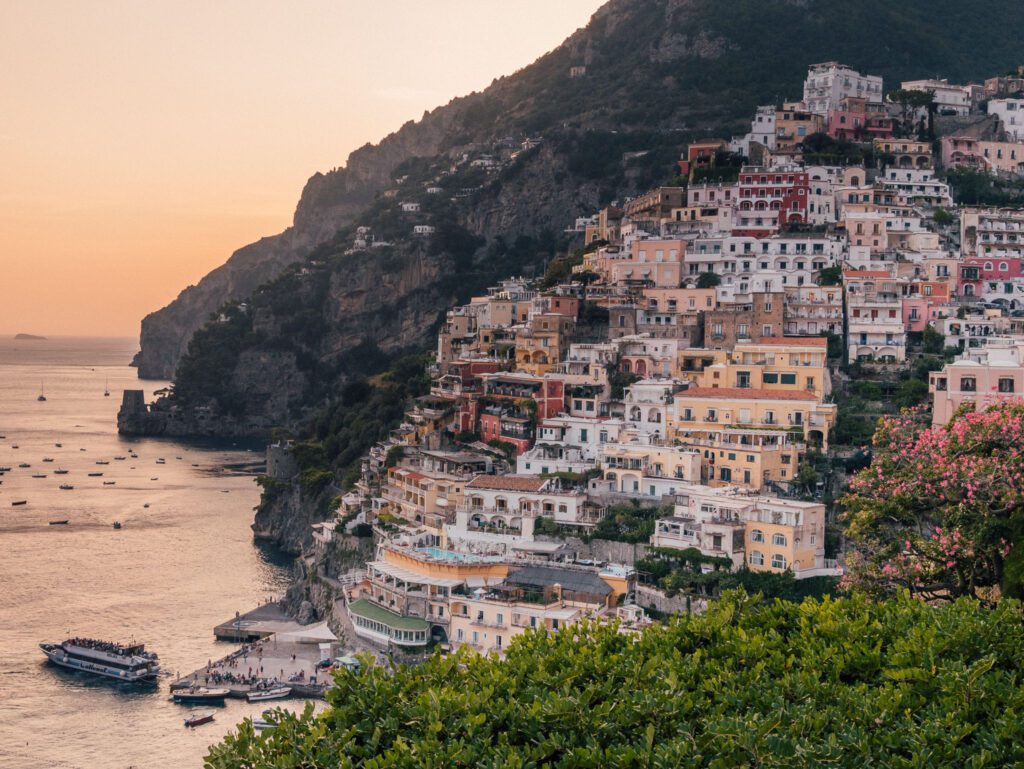 Positano au coucher du soleil lors de The Vespa Trip Positano pendant la tournée en Vespa Amalfi.