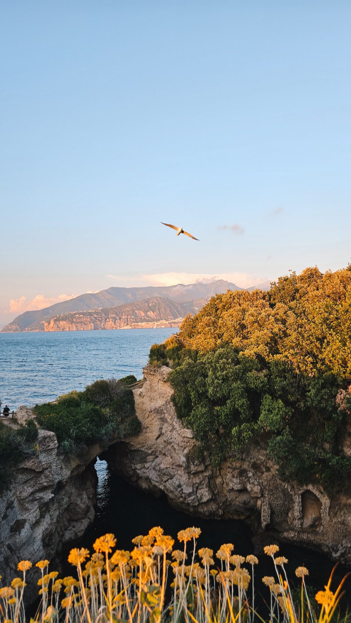 vue panoramique sur la mer lors de la balade en Vespa sur la côte amalfitaine