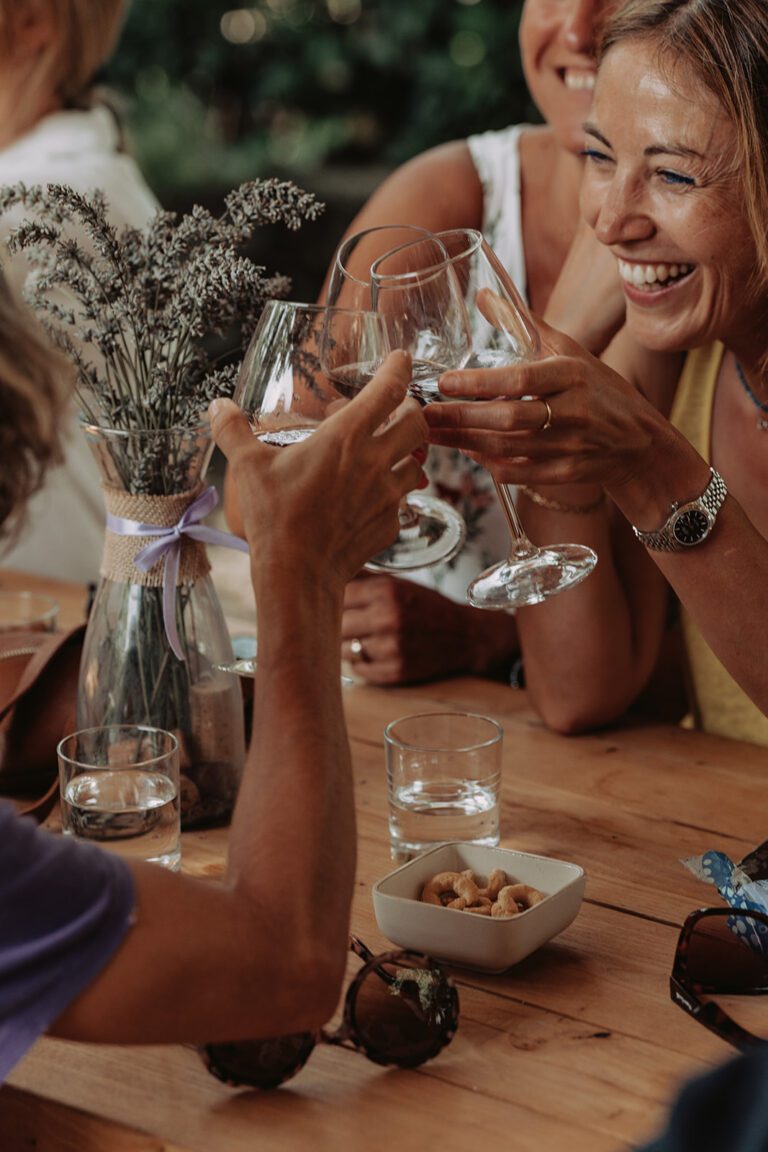 Frauen, die Wein im Chianti genießen