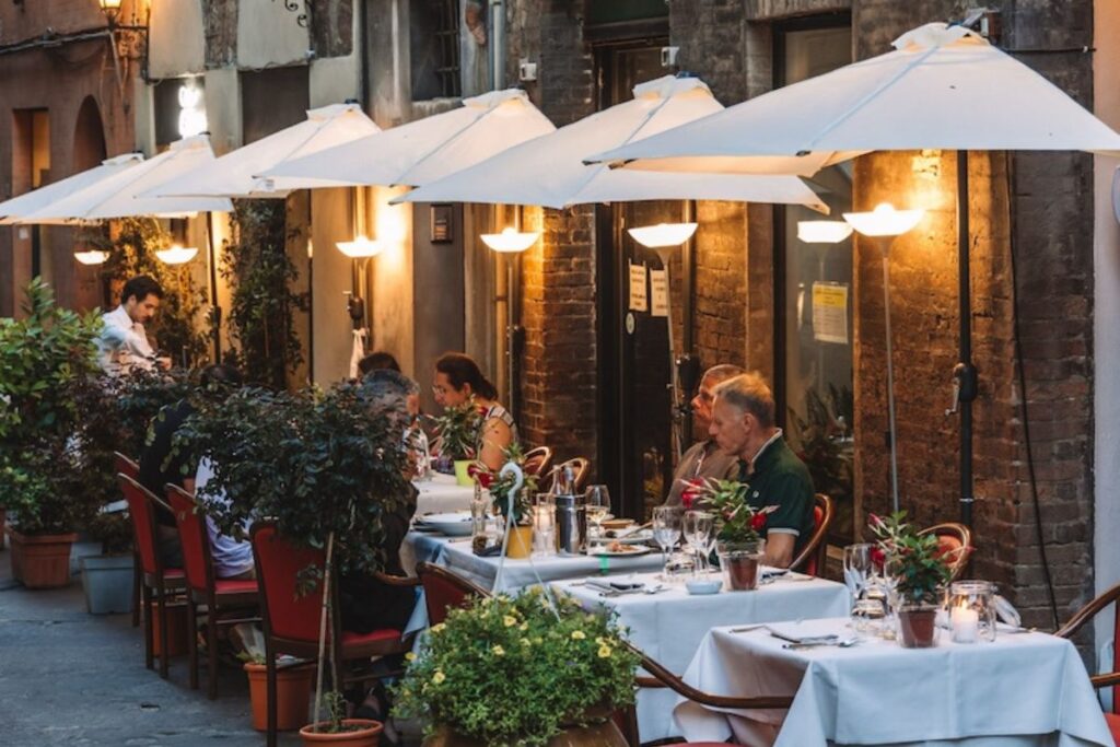 restaurant de terrasse cosy en Toscane