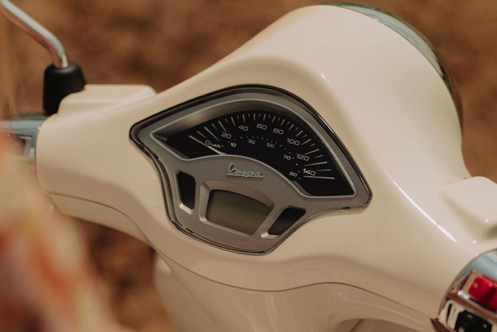 Vespa blanche pour une visite en Vespa à Amalfi Vespa pour une visite en Vespa le long de la côte amalfitaine.