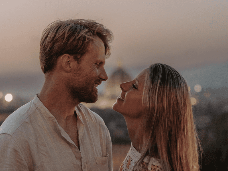 couple se regardant dans les yeux moment romantique avec vue