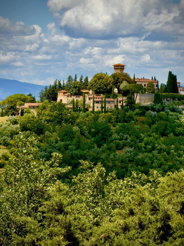 Chianti-Landschaft mit Bäumen und Grünflächen