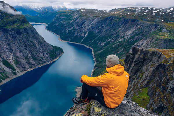 Iemand die geniet van een mooi uitzicht op Trolltunga