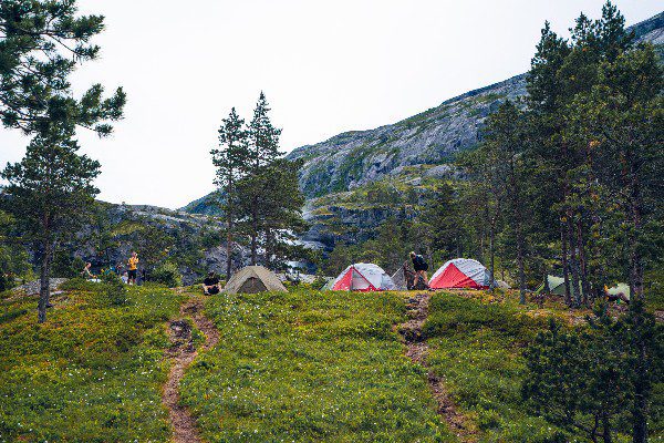 Een groep wandelaars die hun tent opzetten.