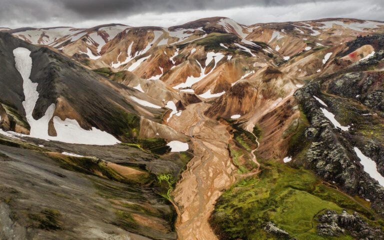 een drone shot van IJsland