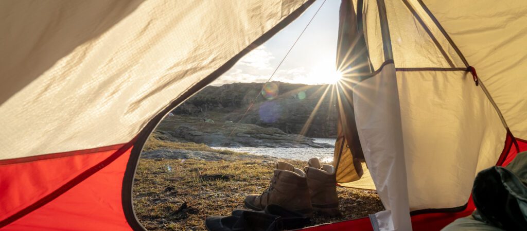 Schoenen die naast een tent staan