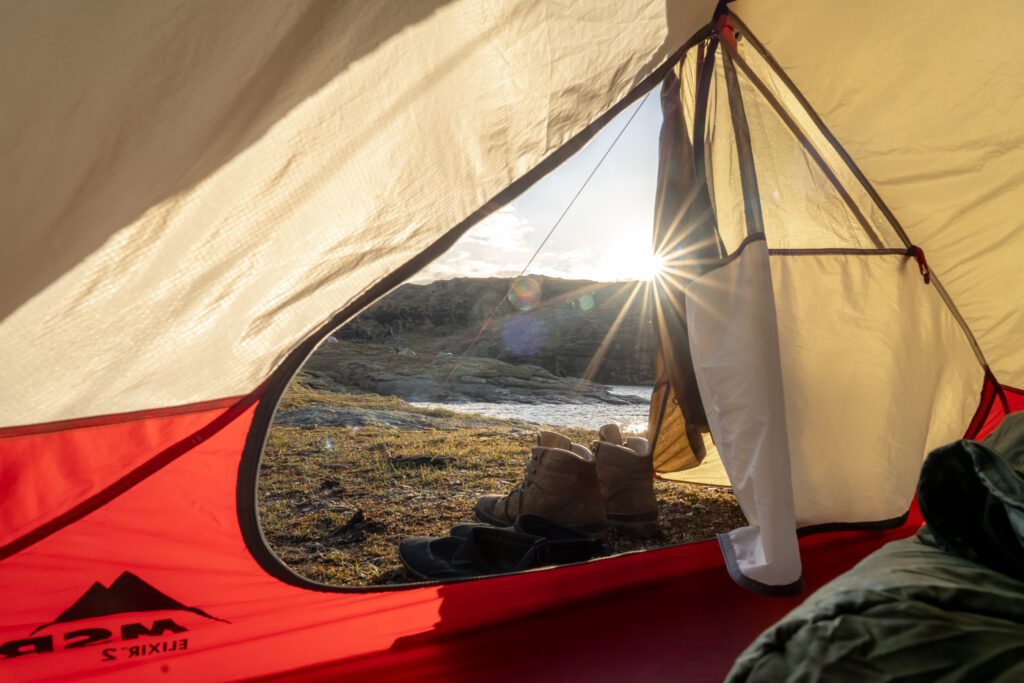 Een foto van een paar schoenen bij een tent.