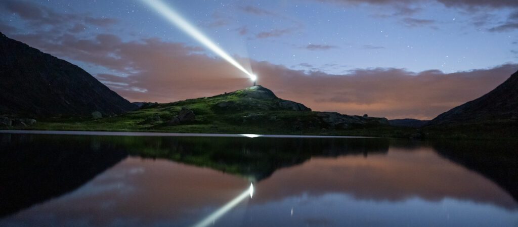 Prachtige weerspiegeling van de nacht op een meer