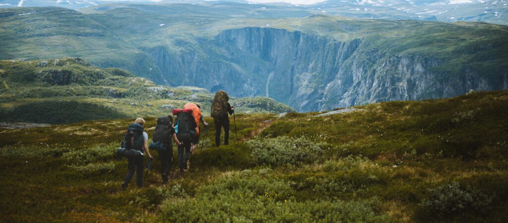 Een groep die de Hardangervidda wandelt