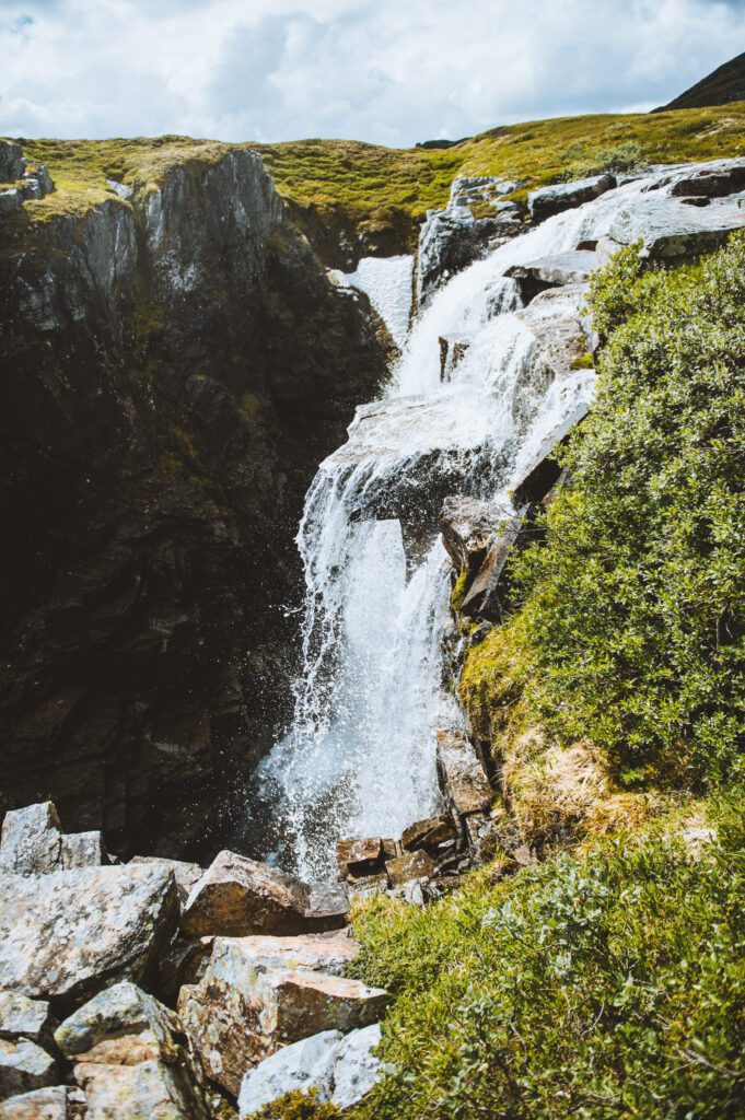 Een waterval in de bergen