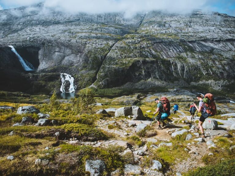 Een groep hikers die een afdaling doet