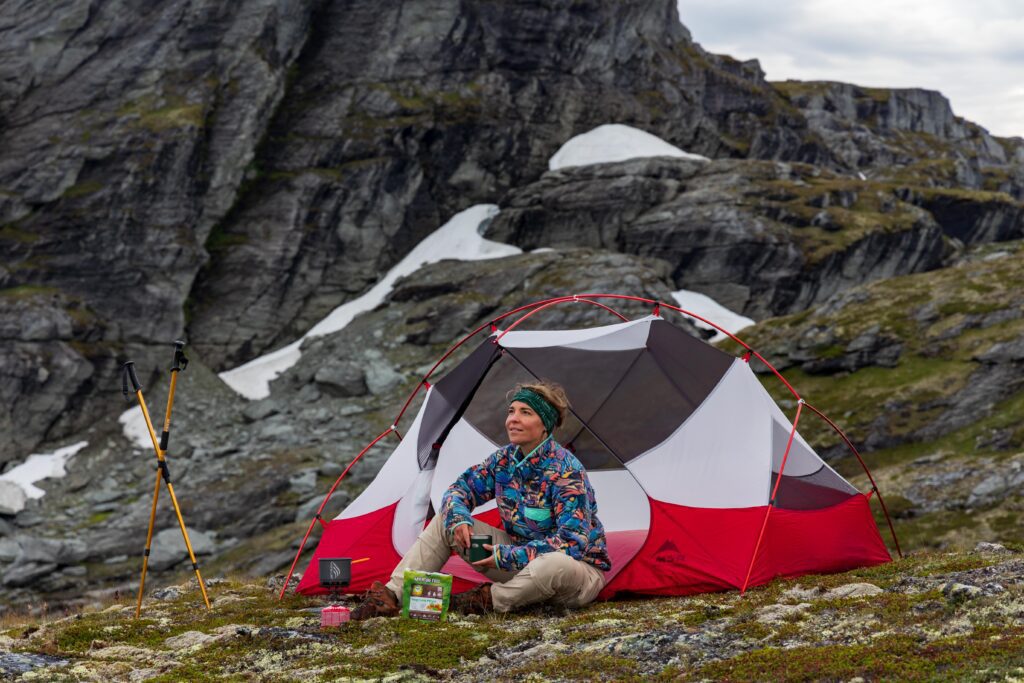 Een vrouw die Adventure Food eet