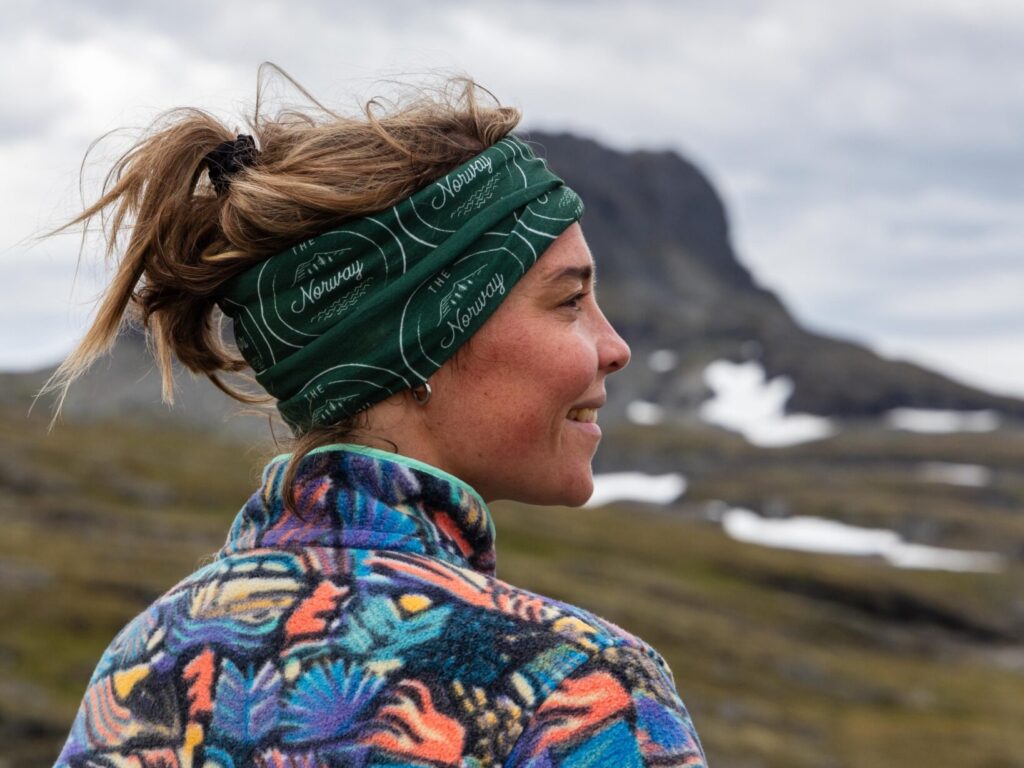 Close-up van een vrouw die The Norway Trail buff draagt