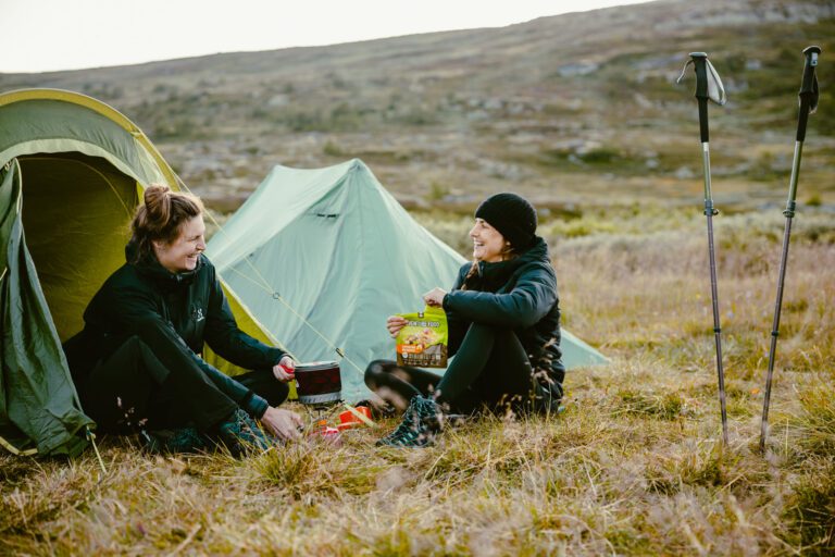 Randonneurs qui mangent de la nourriture lyophilisée en Norvège sur le Norway Trail