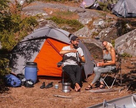 des amis partent faire du camping sauvage