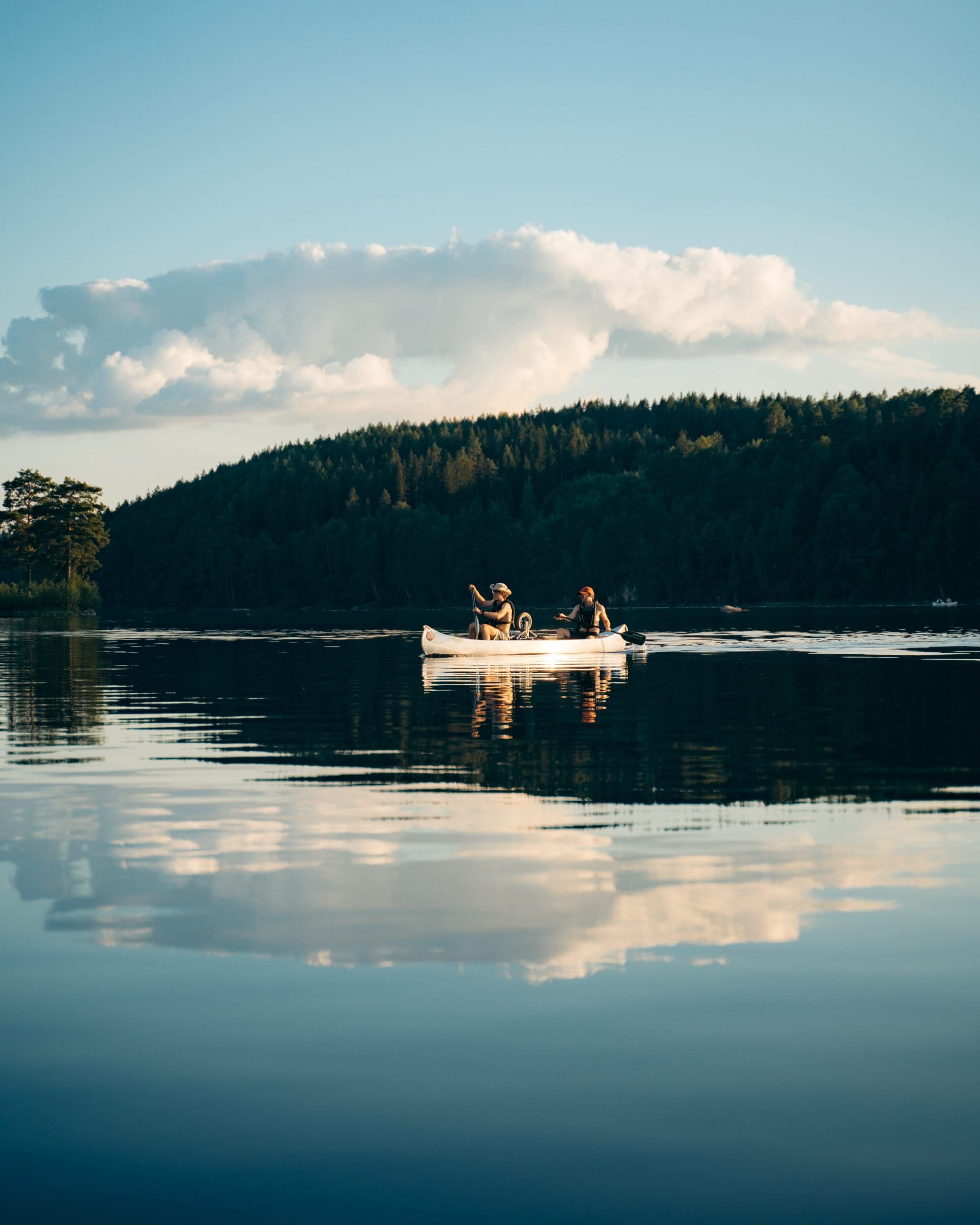 Canoë sur l'eau au coucher du soleil en Suède