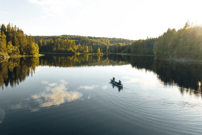 Top 3 outdoor activiteiten om deze zomer in Zweden te doen: kanoën, wildkamperen en vissen