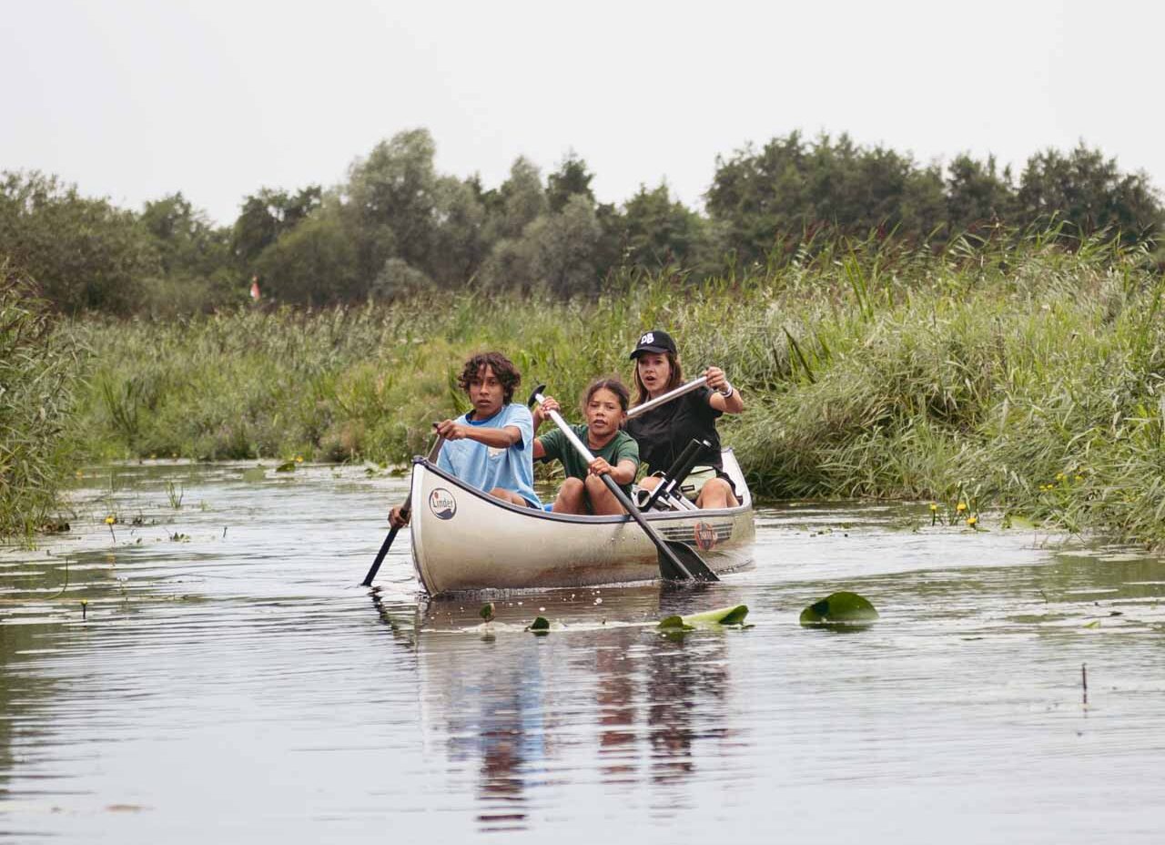 famille en vacances de canoë en Frise