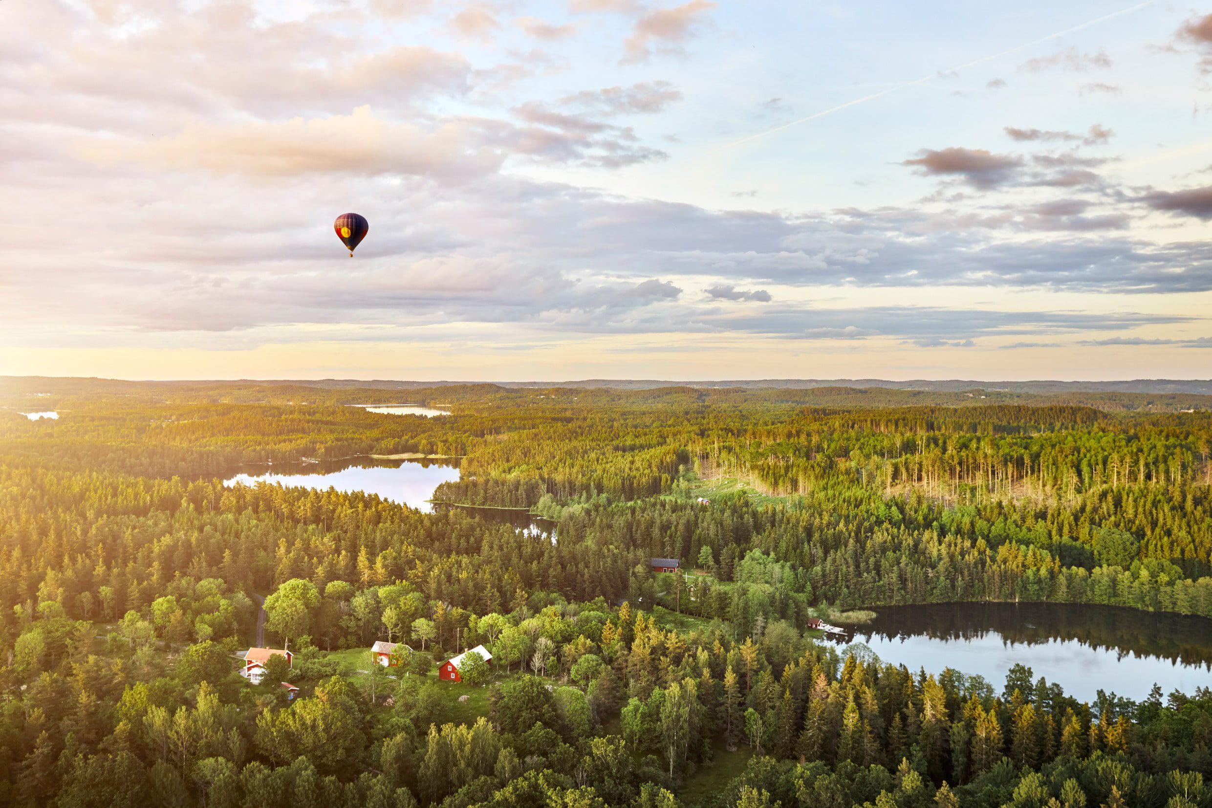 Photo d'un paysage en Suède avec une montgolfière