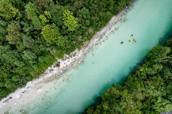 Des packrafts dans la Soca, une rivière en Slovénie.