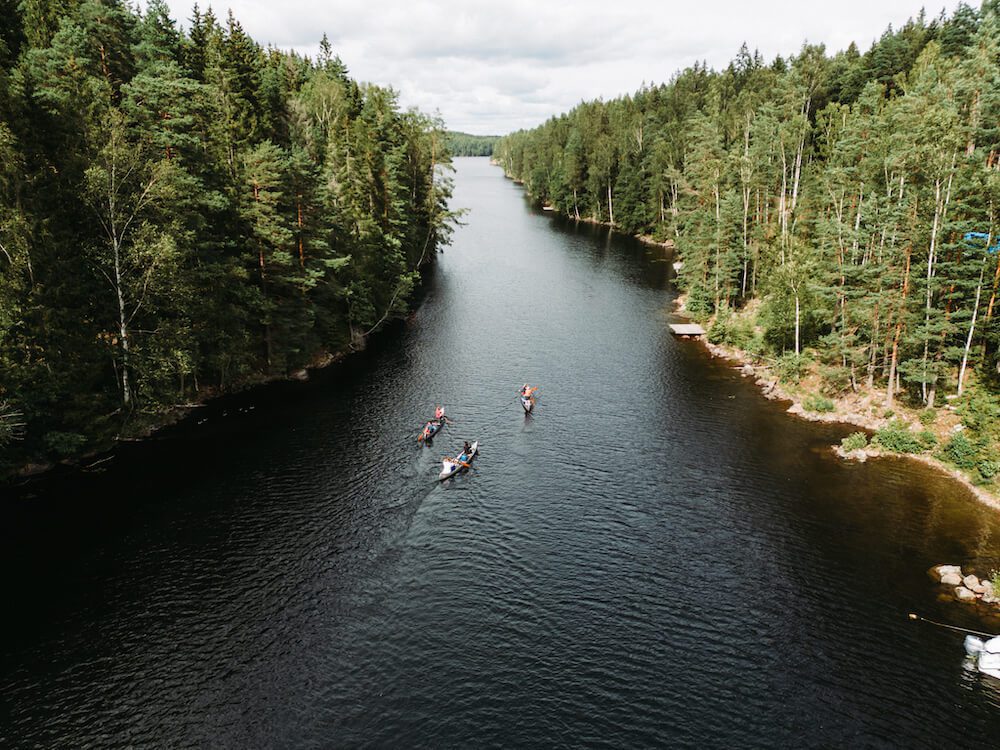 Luchtfoto van kano's die door een groen merengebied varen in Nordmarken Värmland, de mooiste regio voor een kanovakantie in Zweden.