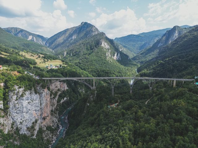 Uitzicht op de iconische Đurđevića Tara-brug over de diepe Tara Canyon en de turquoise rivier in Montenegro, de diepste kloof van Europa.
