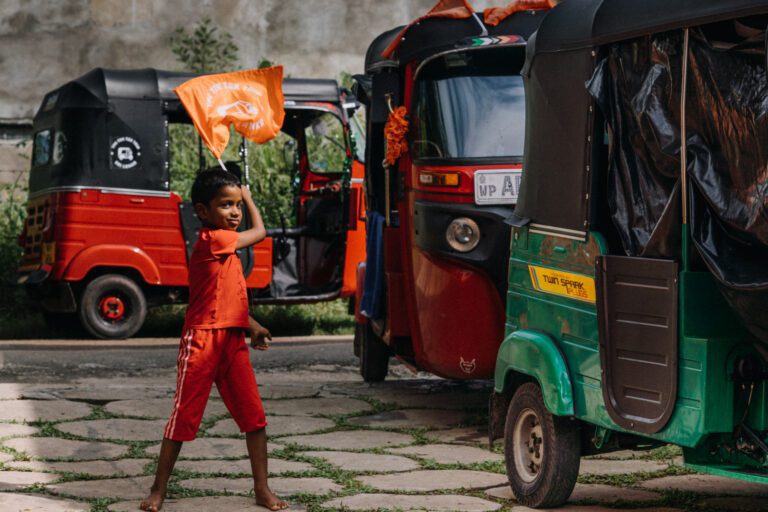 negombo, kindje met vlag, tuktuk sri lanka
