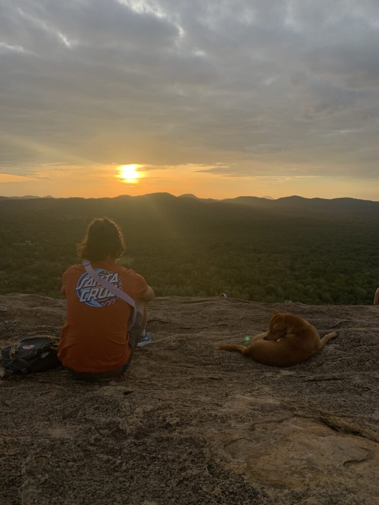 zonsopgang wandeling op de berg pidurangala in sri lanka