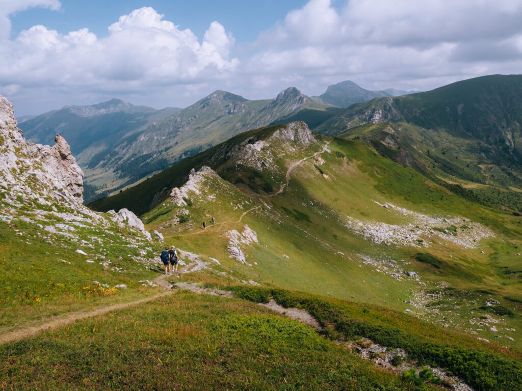 vue crête de montagne en albanie sur le peaks of the balkans