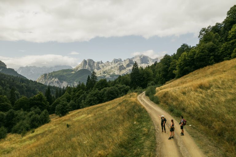 Prachtig uitzicht op de bergen in de Albanese natuur met Travelbase.