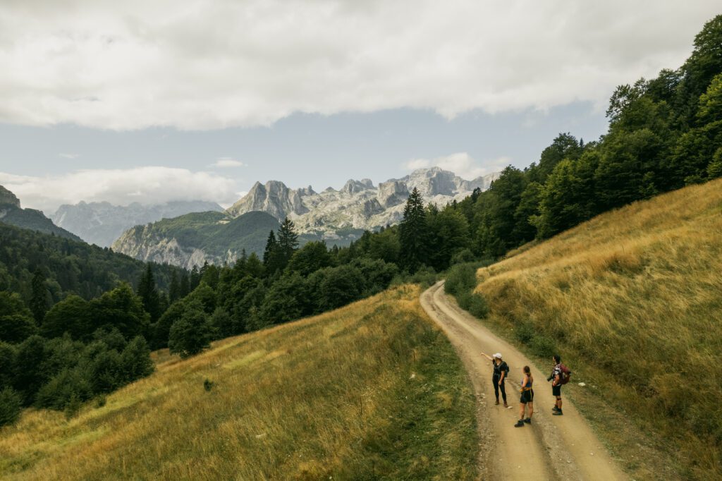 randonneurs sentier sur le balkan trail - Albanie Doberdol