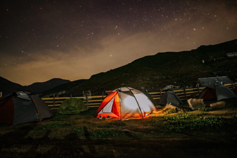 Bivouac sous les étoiles sur le Balkan Trail en Ablanie pendant la randonnée Peaks of the Balkans
