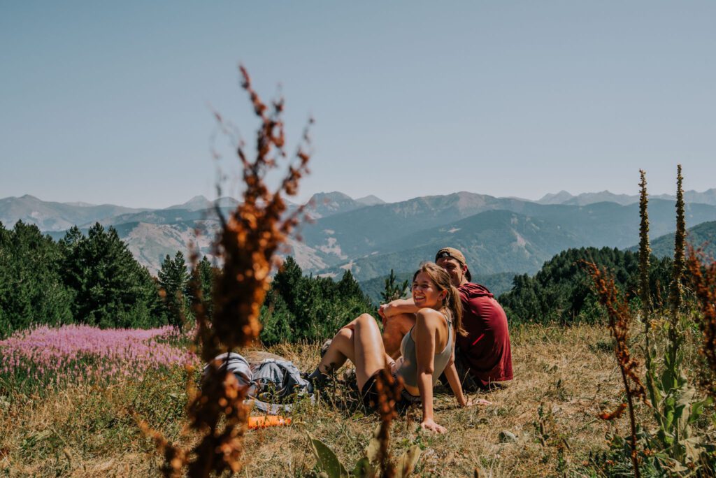 Koppel van wandelaars die een pauze nemen - Balkan Trail - trek