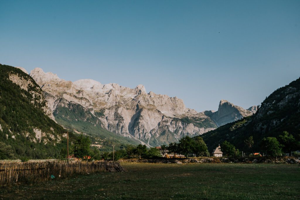 Uitzicht op de bergen vanuit Theth - Balkan Trail
