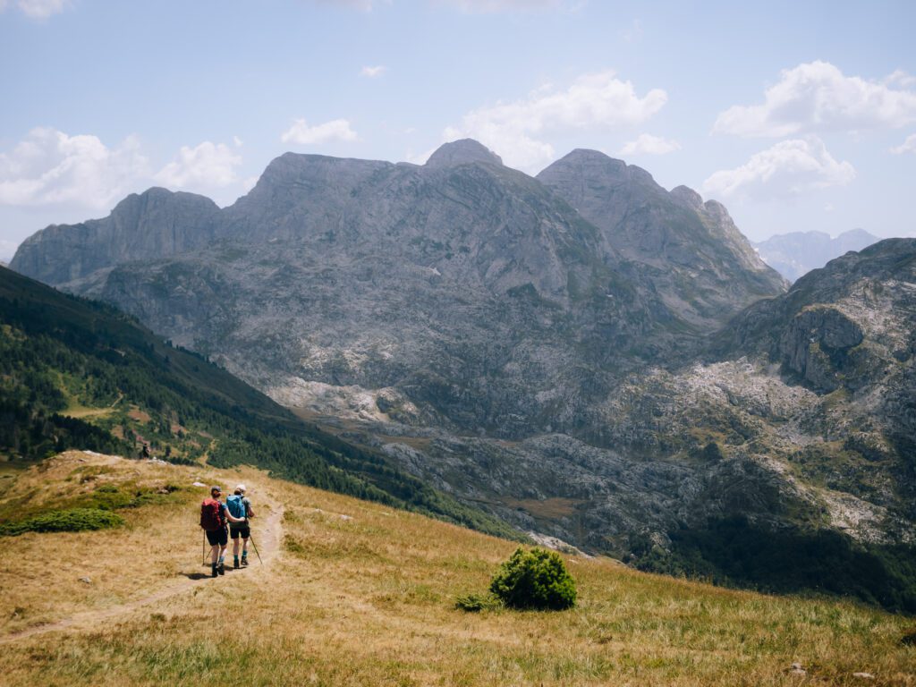 Deux marcheur en couple sur le pics des balkans au Monténégro - Balkan trail