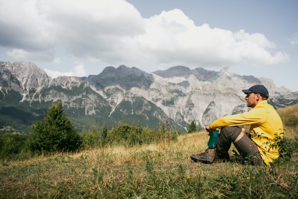 Pauze tijdens de wandeling van de Peaks of the Balkans - Balkan Trail