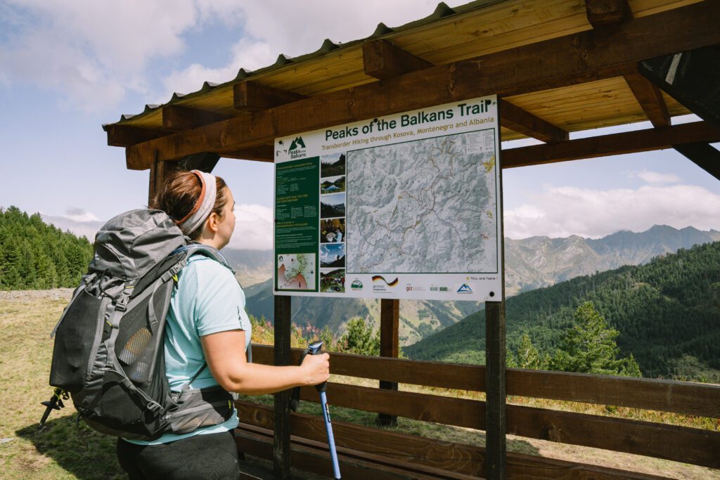 Randonneur die naar de kaart van de Balkan-pieken kijkt - Peaks of the Balkan - Albanië - Balkan Trail
