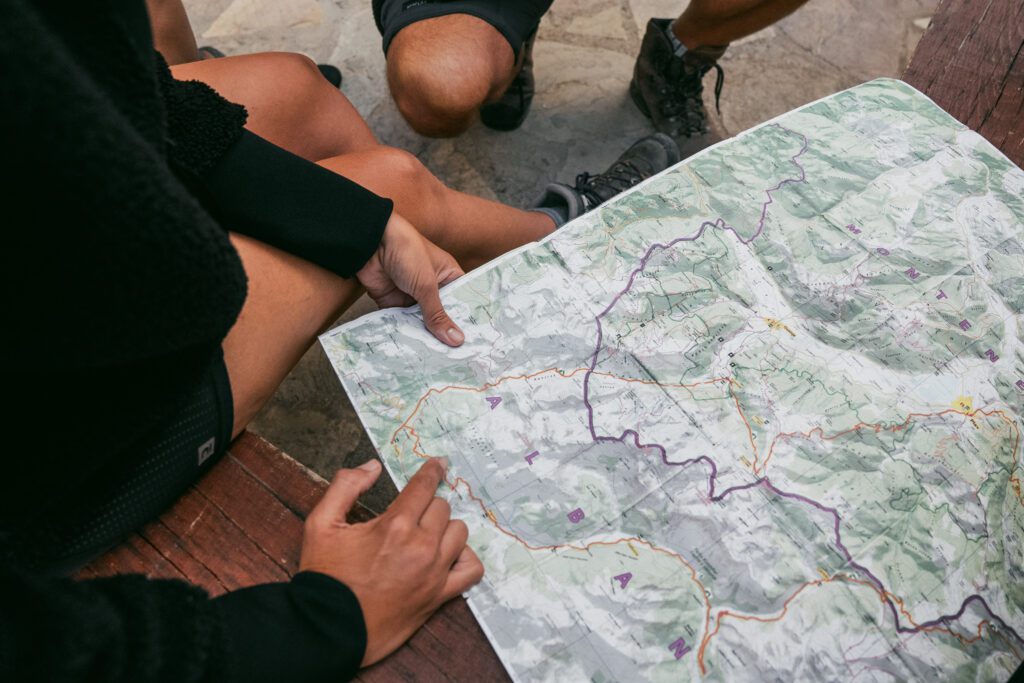 Wandelaar die naar een kaart kijkt - navigatie peaks of the balkans - Balkan Trail