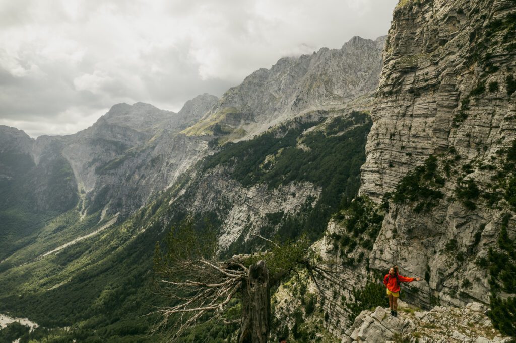 Prachtig uitzicht op een vallei op de Peaks of the Balkans - Balkan Trail