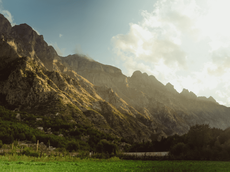 Uitzicht vanuit Valbona in Albanië - Balkan Trail - wandelen