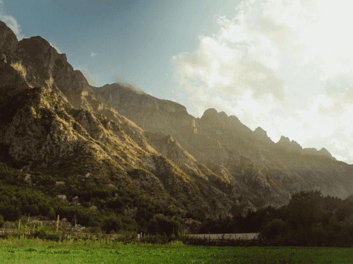 Uitzicht vanuit Valbona in Albanië - Balkan Trail - wandelen